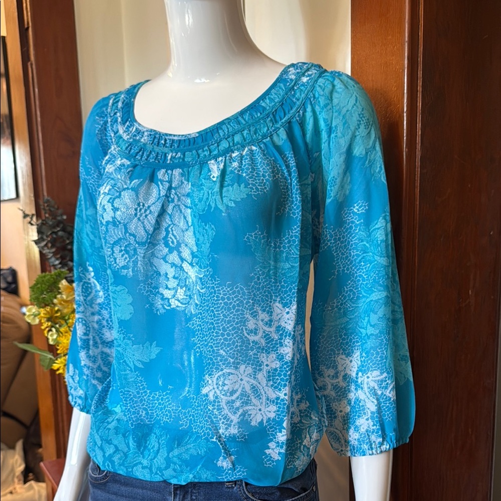 NWT northern reflections size small Elegant Blue Floral Women's Top